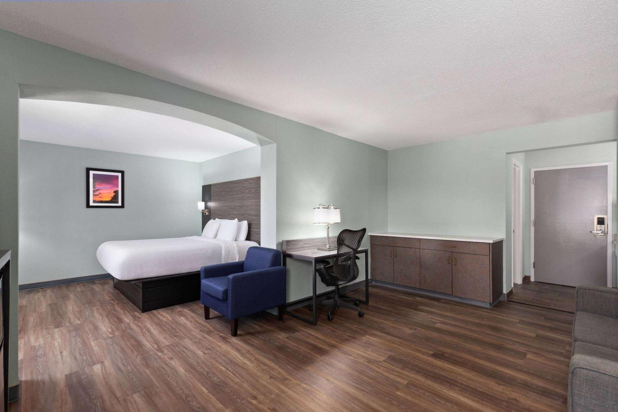 Baymont By Wyndham Hotel Creedmoor