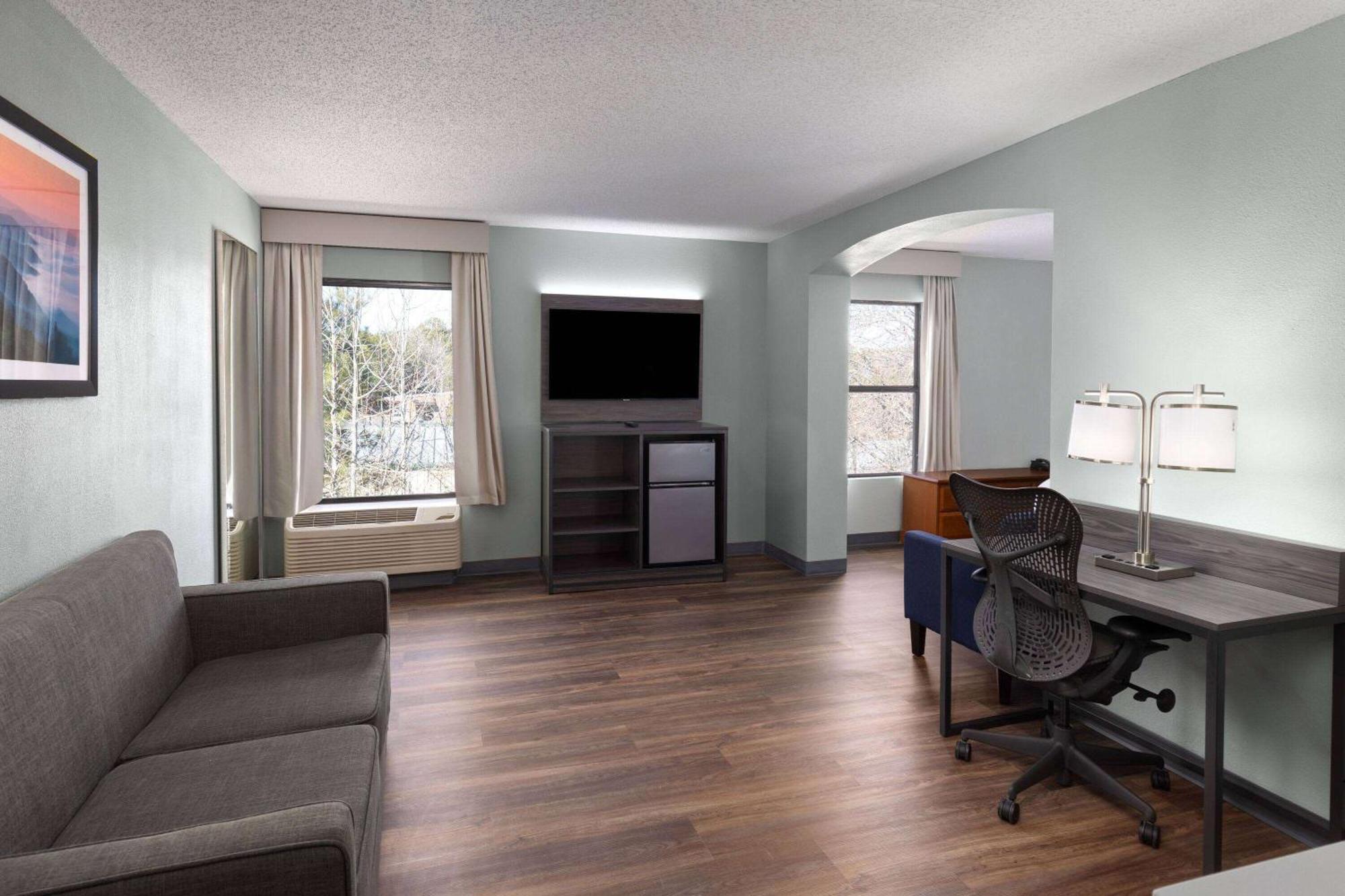 Hotel Baymont By Wyndham Creedmoor